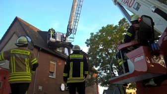 Freiwillige Feuerwehr Bedburg-Hau: FW-KLE: Brand einer Hochspannungsleitung / Unterstützung Rettungsdienst - Zwei Einsätze für die Freiwillige Feuerwehr Bedburg-Hau