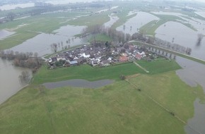 Feuerwehr Kleve: FW-KLE: Fit f&uuml;r medizinische Notf&auml;lle bei Hochwasser - Sonderausbildung der L&ouml;schgruppe Schenkenschanz stellt Erstversorgung bei Hochwasser sicher