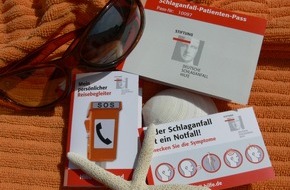 Stiftung Deutsche Schlaganfall-Hilfe: "Schlaganfall-Hilfe-Minis" geben Reisenden mehr Sicherheit! / Die Stiftung Deutsche Schlaganfall-Hilfe hilft bei der Reisevorbereitung und bietet kleine Helfer für die Geldbörse an
