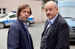 ZDF: "K.O.-Tropfen" und "Bauch, Beine, Po" / ZDF dreht zwei neue Folgen der Samstagkrimireihe "Wilsberg" (FOTO)