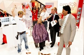 DPD Deutschland GmbH: DPD Weltrekordversuch gegl&uuml;ckt: 300 Haarschnitte in 24 Stunden / Express-Friseur kommt ins Guinness Buch der Rekorde
