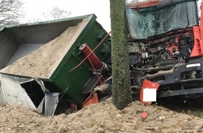 Freiwillige Feuerwehr Weeze: Feuerwehr Weeze: LKW Unfall B9