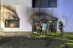 Freiwillige Feuerwehr Alpen: FW Alpen: Großbrand eines Gewerbebetriebes in Alpen