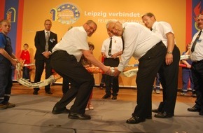 Deutscher Feuerwehrverband e. V. (DFV): Feuerwehr: DJF und DFV schlagen Brücke in Leipzig /  "Aktion Brückenschlag" bei Deutschem Feuerwehrtag in Leipzig vollendet
