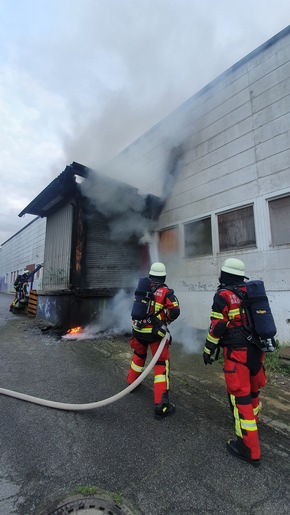 Kreisfeuerwehrverband Segeberg: FW-SE: Feuer in der Südstadt - parkende Fahrzeuge blockieren Feuerwehrzufahrt