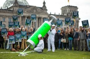 Campact e.V.: Protest mit "Giftspritze" gegen Fracking / 162.000 Unterschriften für Fracking-Verbot / "Wer fracken will, wird an der Wahlurne abgestraft" (BILD)