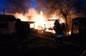 Feuerwehr Dortmund: FW-DO: Es brannten mehrere Gartenlauben im Ortsteil Dortmund-Eving