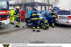 Feuerwehr München: FW-M: Pkw prallt an Hauswand (Obersendling)