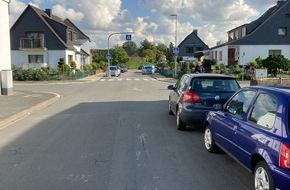 Polizei Mettmann: POL-ME: 66-jährige Radfahrerin schwer verletzt - Ratingen - 2209148