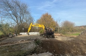 Kreispolizeibehörde Soest: POL-SO: Kettenbagger gerät in Brand - Polizei sucht Zeugen