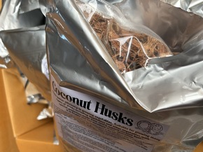 ZOLL-H: - Illegale Einfuhr von 408 kg Cannabis aus Thailand verhindert - Zollhund Emma spürte das Marihuana zwischen einer Ladung Kokosnussschalen auf - Cannabis von mind. 1,2 Millionen Euro Schwarzmarktwert
