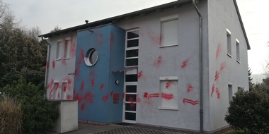 Polizeidirektion Kaiserslautern: POL-PDKL: Zeugen gesucht: Hausfassade mit roter Farbe großflächig verunstaltet