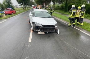 Freiwillige Feuerwehr Bedburg-Hau: FW-KLE: Zusammenstoß zweier PKW auf Bundesstraße: Fahrzeug prallt gegen Baum