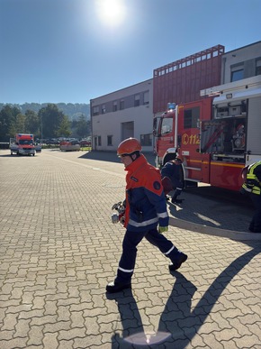 FW-EN: 18 Mitglieder der Feuerwehr Hattingen haben erfolgreich ihre Grundausbildung abgeschlossen