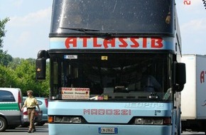 Polizeipräsidium Frankfurt am Main: POL-F: 070525 - 0607 Frankfurt-Hauptbahnhof: Polizei legt verkehrsunsicheren Bus aus Rumänien still (Lichtbilder beachten)