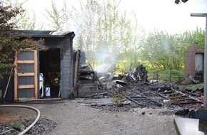 Kreisfeuerwehrverband Segeberg: FW-SE: Brennendes Gartenhaus greift auf Wohngebäude über