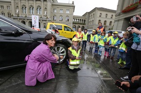 Bundesrätin Doris Leuthard als Botschafterin der Kampagne &quot;Rad steht, Kind geht&quot;