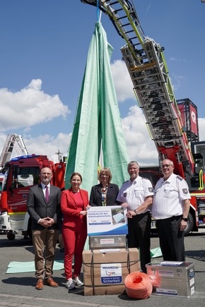 FW-LFVSH: Schnelle Hilfe nach Unwetterschäden und Bränden: Provinzial Nord Brandkasse und Landesfeuerwehrverband SH starten Notdachprojekt