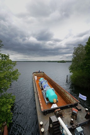 DB Schenker bringt 141-Tonnen-Zylinder mit Schiff, Lkw und Flugzeug von Berlin nach Kanada (FOTO)