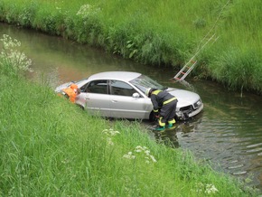 FW-D: Auto in der Düssel