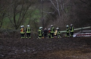 Feuerwehr und Rettungsdienst Bonn: FW-BN: Tierrettung in Bonn-Lengsdorf, Pferd stürzt Abhang hinunter