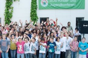 SOS-Kinderdorf e.V.: Kinder in den Bundestag! / Bei der 2. SOS-Kinder- und Jugendkonferenz beschäftigten sich 200 junge Menschen mit ihrem Recht auf Bildung, Schule und Ausbildung