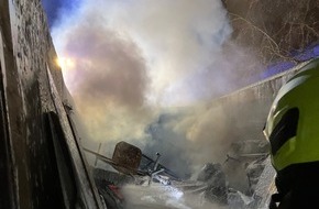 Feuerwehr Ratingen: FW Ratingen: gemeldeter Gebäudebrand - brannte Container auf Schulhof