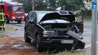 Polizeipräsidium Oberhausen: POL-OB: Alkoholisierter Fahrer verursacht Unfall - Lichtmast stürzt auf Auto