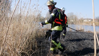 FW Celle: Rund 3.500 m² Grasland brennen an der Aller