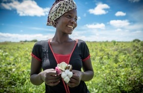 Aid by Trade Foundation: Avon und Cotton made in Africa geben Partnerschaft bekannt