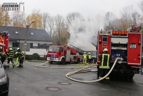 FW-MK: Anbau in Vollbrand. Übergreifen auf Wohnhaus verhindert.