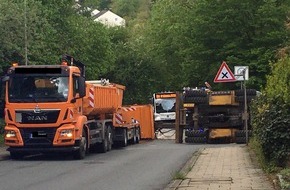 Feuerwehr Hattingen: FW-EN: Bagger stürzt bei Entladevorgang um