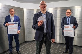 Polizei Gütersloh: POL-GT: Gemeinsame Präventionsarbeit ausgebaut - Polizei Gütersloh und Volksbank Bielefeld-Gütersloh in Kooperationspartnerschaft für die Kampagne "Sicher im Alter"