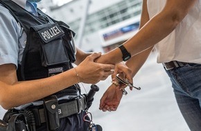 Bundespolizeidirektion München: Bundespolizeidirektion München: Diebesbande auf Einkaufstour/ Bundespolizei bringt gesuchte Beschuldigte in Haft