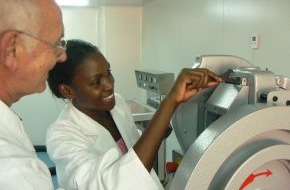 action medeor e.V.: Afrikaner entwickeln Aidsmedikamente: medeor initiiert eigenständige Forschung