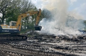 Freiwillige Feuerwehr Gemeinde Schiffdorf: FFW Schiffdorf: Unklare Rauchentwicklung entpuppt sich als brennenden Gestrüpphaufen