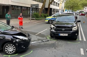 Polizei Bielefeld: POL-BI: Elsa-Brändström-Straße nach Unfall gesperrt