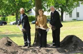 Fielmann AG: 1 Million Fielmann-Bäume: Baumpflanzung mit der Bundeskanzlerin