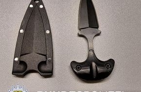 Bundespolizeiinspektion Weil am Rhein: BPOLI-WEIL: Faustmesser und Reizstoffspr&uuml;hger&auml;t sichergestellt