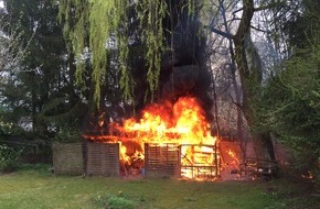 Feuerwehr Attendorn: FW-OE: Feuerwehr verhindert Brandausbreitung auf Garagen