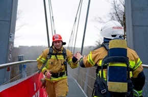 REKORD-INSTITUT für DEUTSCHLAND: Neuer RID-Weltrekord auf »Skywalk« in Willingen: schwindelfreie Feuerwehr-Staffel bei Spendenlauf erfolgreich