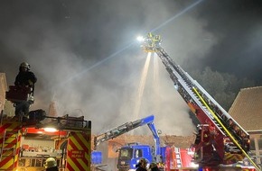 Freiwillige Feuerwehr Horn-Bad Meinberg: FW Horn-Bad Meinberg: Großbrand zerstört landwirtschaftliches Gebäude - über 100 Feuerwehrleute im Einsatz