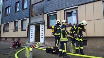 Feuerwehr Gelsenkirchen: FW-GE: Feuer mit Menschenleben in Gefahr im Stadtteil Schalke - Sechs Verletzte bei Wohnungsbrand