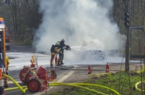 Feuerwehr Heiligenhaus: FW-Heiligenhaus: Feuer vernichtete Cabrio (Meldung 10/2018)