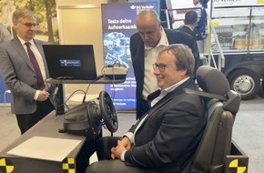 BG Verkehr - Berufsgenossenschaft Verkehrswirtschaft Post-Logistik Telekommunikation: Taximesse in Köln: Minister Krischer testet neuen Verkehrssimulator