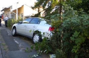 Polizeiinspektion Hameln-Pyrmont/Holzminden: POL-HOL: Holzminden - Schneckenbergstraße: Fahrzeug machte sich selbstständig - PKW prallte gegen parkendes Fahrzeug und landete im Gartenzaun -