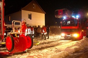 Polizeiinspektion Hameln-Pyrmont/Holzminden: POL-HOL: Qualmende Plastikschüssel verursacht Großeinsatz der Feuerwehr / 88-Jährige durch Rauchgase leicht verletzt