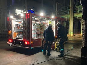 FW-EN: Feuerwehr rettet verletzte Person aus ca. 45 Meter Höhe vom Hochofen