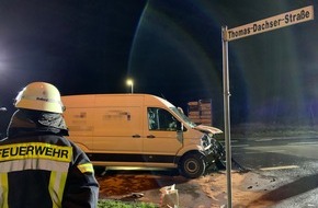Freiwillige Feuerwehr Bad Salzuflen: FF Bad Salzuflen: Zwei Menschen bei schwerem Unfall in Lockhausen verletzt / Feuerwehr ist mit 25 Einsatzkräften im Industriegebiet