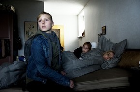 ZDF: Kleines Fernsehspiel im ZDF präsentiert "Festung" mit Peter Lohmeyer / Debüt von Kirsi Liimatainen über Gewalt in der Familie (FOTO)